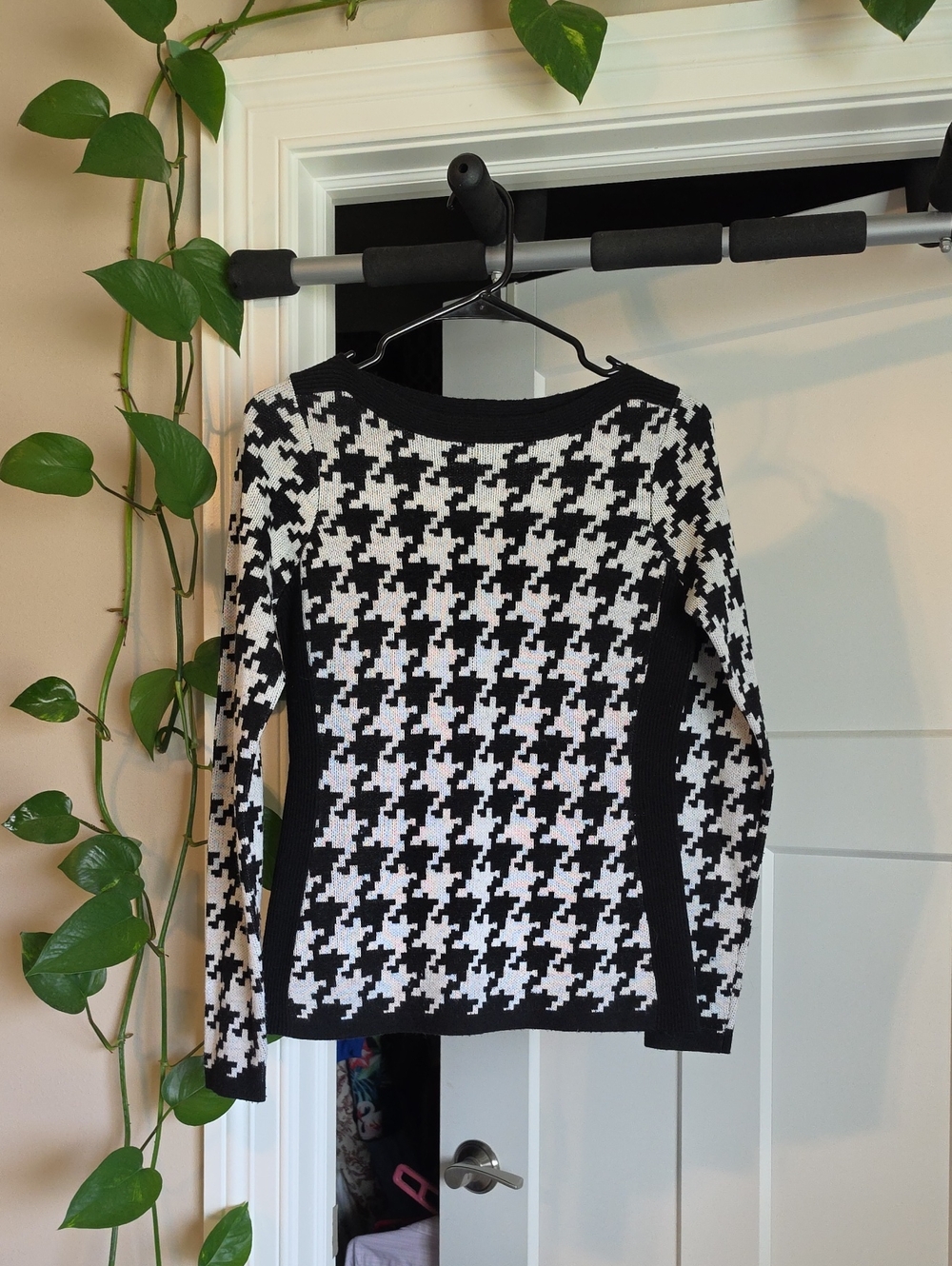 The Limited Black & White Houndstooth Crewneck Sweater